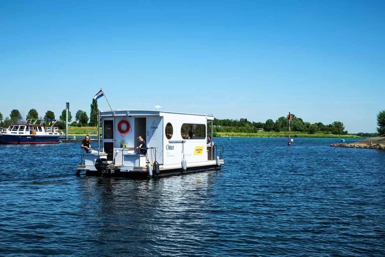 Geweldige 4 persoons Houseboat in een Belgische jachthaven aan de Maasplassen.