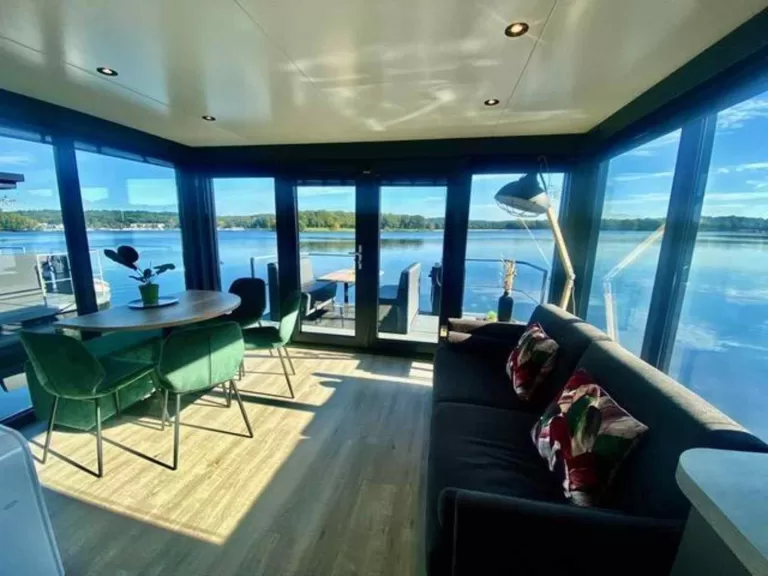 Luxe 4-6 persoons houseboat aan de Mookerplas in Limburg met uitzicht op water en natuur