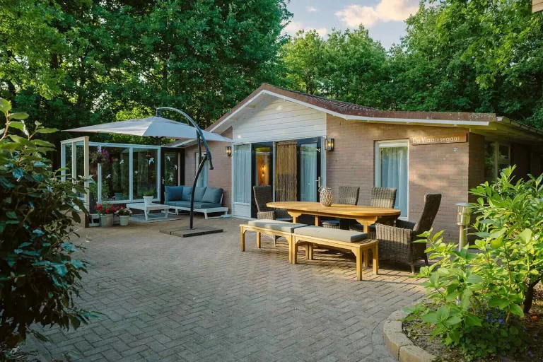 8 persoons bungalow met 2 badkamers vlakbij Ouddorp en het Noordzeestrand in Zuid-Holland