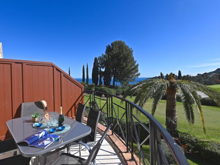 Le Village | Boeken bij Flickmyhouse