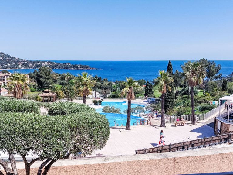 Le Village | Boeken bij Flickmyhouse