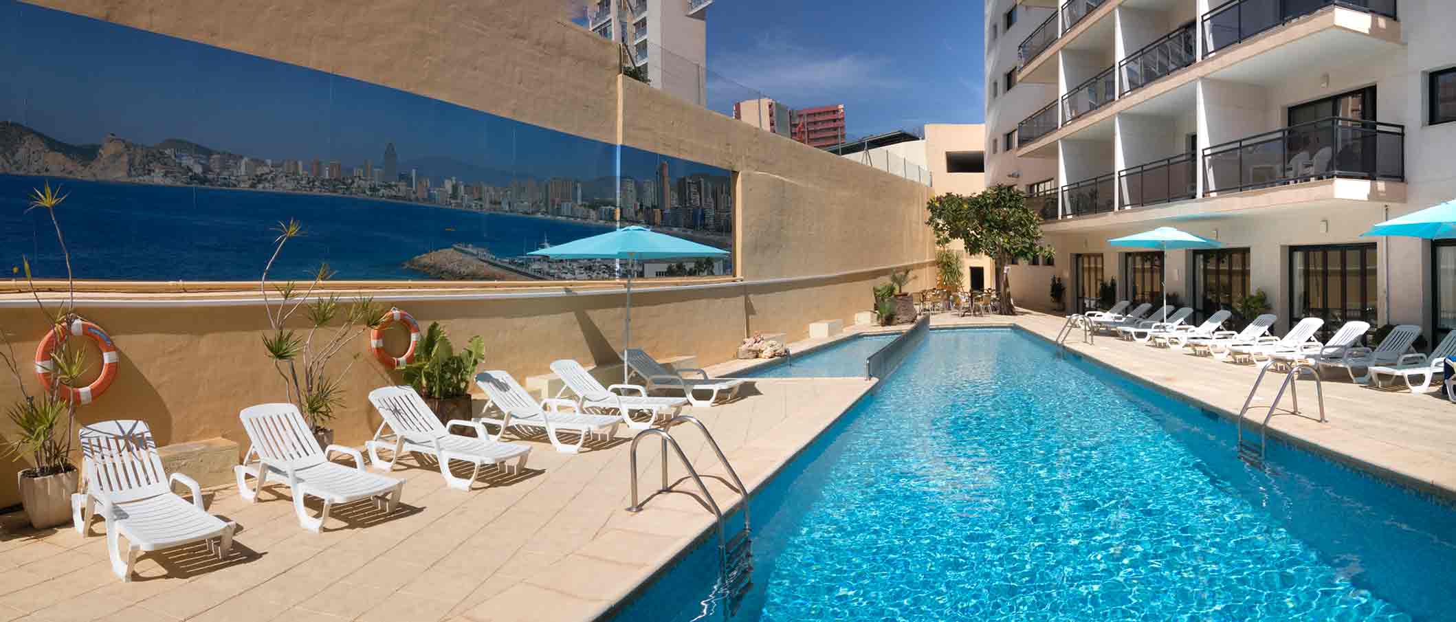 LiggingHet strandhotel ligt in het toeristische centrum van Benidorm. Vlak in de buurt van het hotel zijn er talrijke mogelijkheden om te winkelen