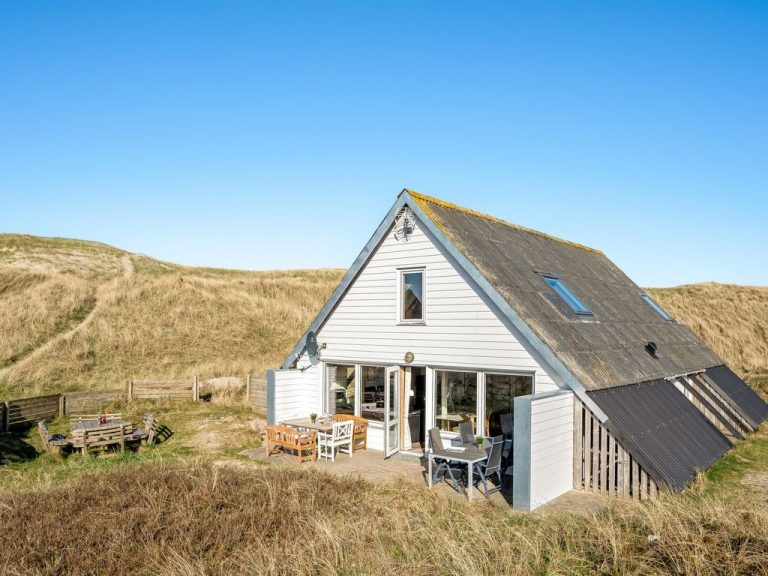 "Kurt" - 75m from the sea | Boeken bij Flickmyhouse