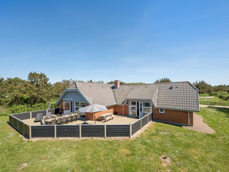 "Aage" - 1.7km from the sea | Boeken bij Flickmyhouse