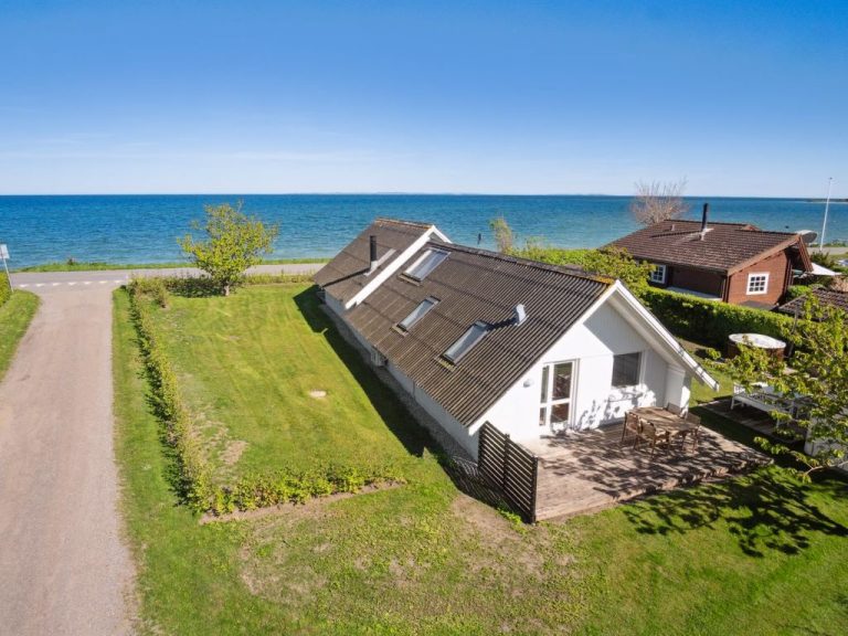 "Jolanta" - 20m from the sea | Boeken bij Flickmyhouse