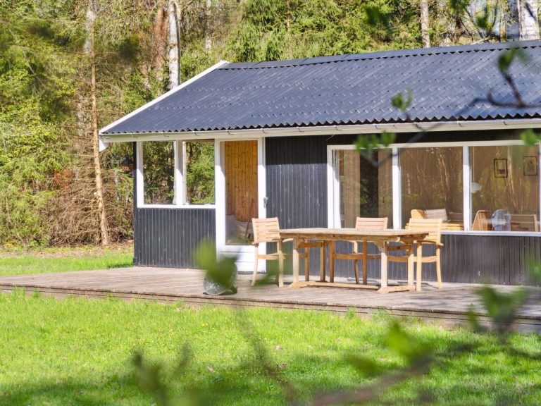 "Karl" - 4km from the sea | Boeken bij Flickmyhouse