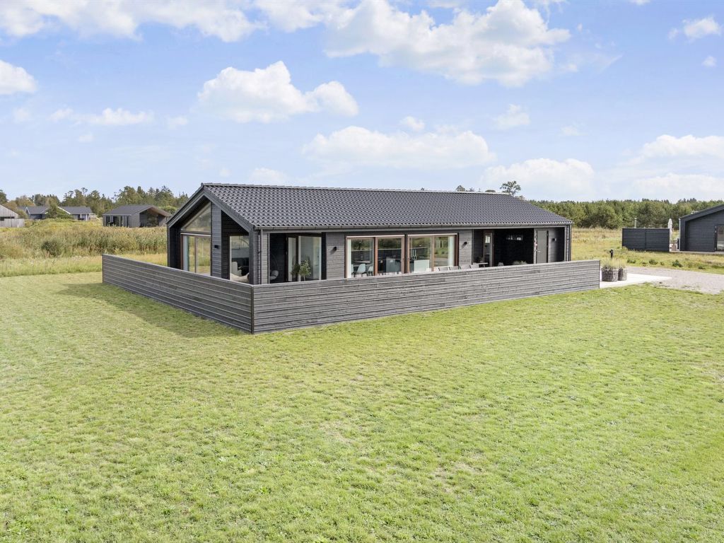 "Frithbjorn" - 900m from the sea | Boeken bij Flickmyhouse