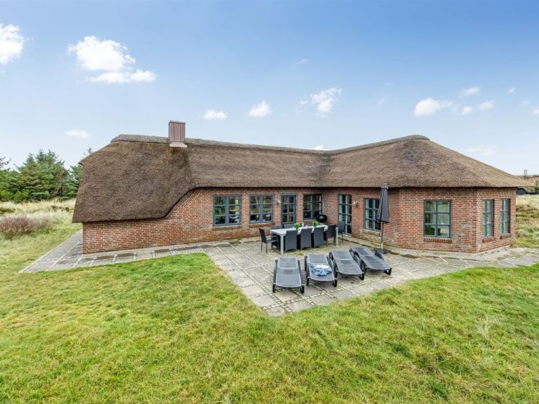 "Axeline" - 300m from the sea | Boeken bij Flickmyhouse