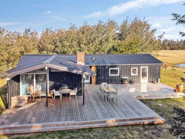 "Tuukka" - 350m from the sea | Boeken bij Flickmyhouse