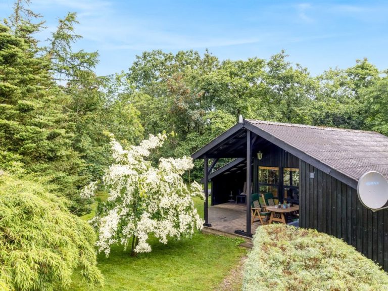 "Amela" - 30km from the sea | Boeken bij Flickmyhouse