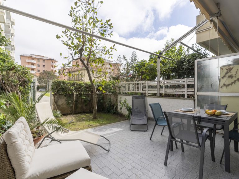 Corner near the Sea | Boeken bij Flickmyhouse