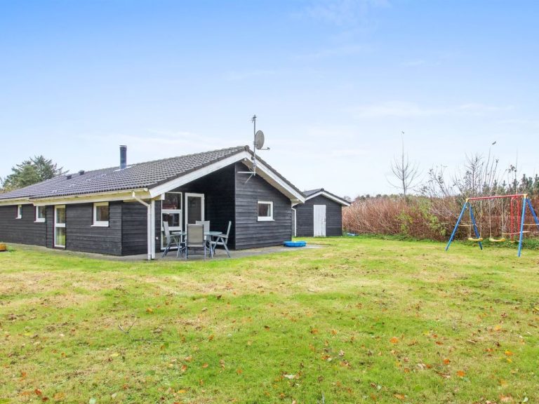 "Aviaja" - 12km from the sea | Boeken bij Flickmyhouse