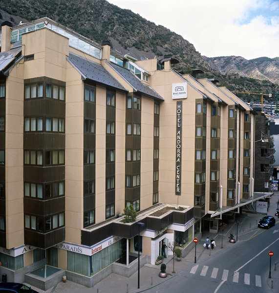 LiggingDit hotel van de hogere categorie ligt in het hart van Andorra la Vella. Talrijke mogelijkheden om te winkelen