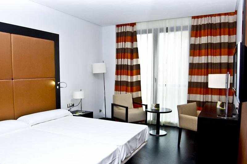 LiggingDit hotel bevindt zich direct in het centrum van Cáceres. HotelfaciliteitenHet verblijf met 3 liften beschikt over 127 kamers. Het vriendelijke personeel aan de receptie is graag bij alle vragen behulpzaam. Tot het serviceaanbod behoren een bagagedepot en een kluis. In het hotel is Wi-Fi verkrijgbaar. De tourdesk biedt ondersteuning bij het boeken van excursies. Het hotel beschikt over meerdere voor gehandicapten toegankelijke vrijetijdsbestedingen. Het verblijf beschikt over faciliteiten voor rolstoelgebruikers. Er zijn ook winkels. Op het terrein van het hotel bevinden zich een mooie tuin en een fraaie speelplaats. Tot de overige voorzieningen van het hotel behoren een tv-ruimte en een speelkamer. De gasten die met de auto komen