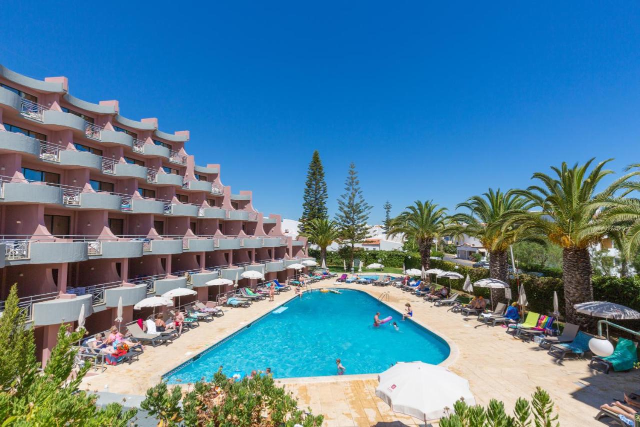 LiggingHet appartementenhotel ligt in een historische wijk in Albufeira. Tot aan de luchthaven Faro (FAO) is het circa 25 km.HotelfaciliteitenMeertalig personeel staat de gasten met raad en daad bij. Verschillende faciliteiten en diensten - zoals een autoverhuur