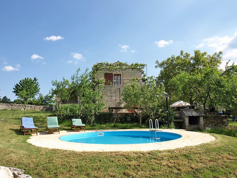 Village Family House Ranka | Boeken bij Flickmyhouse