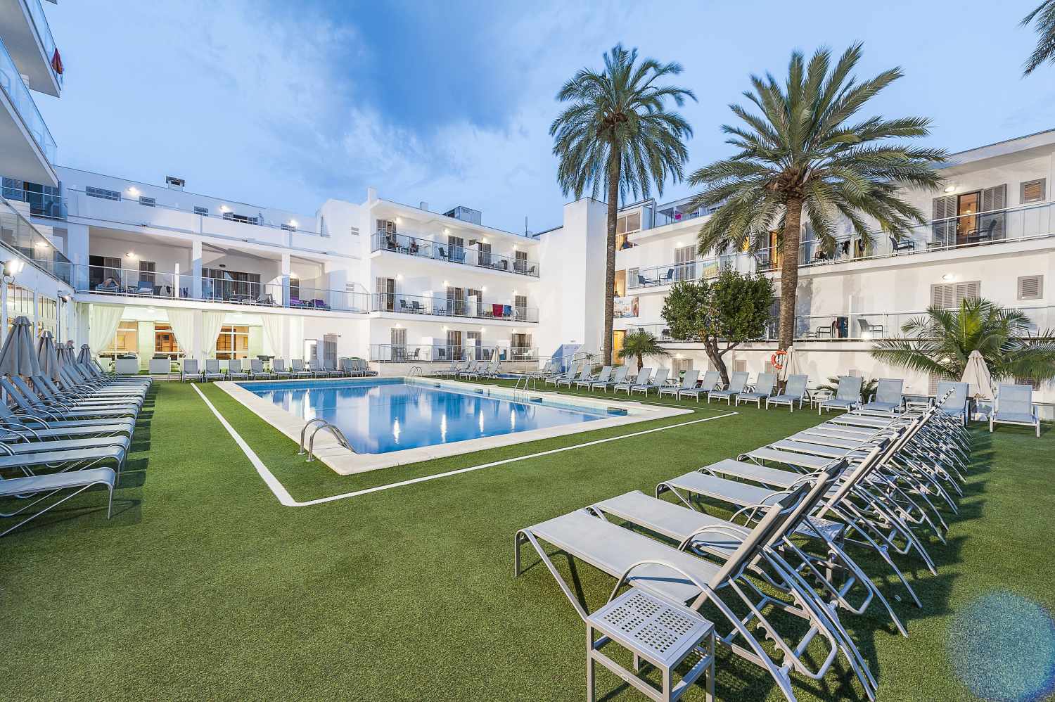 Adults Only (18+)LiggingEix Alcudia Hotel is een viersterrenhotel uitsluitend voor volwassenen