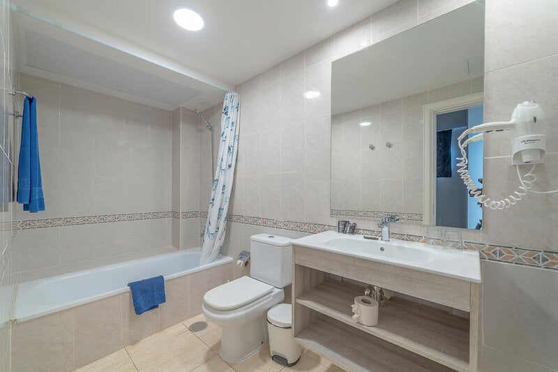 LiggingGaleón Playa ligt in het toeristische centrum van Costa Teguise