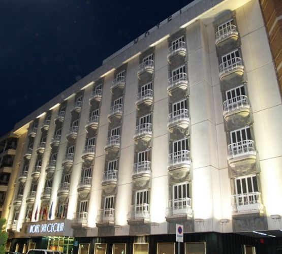 LiggingDit hotel ligt in het centrum van het Spaanse Ciudad Real. Talrijke mogelijkheden om te winkelen en u te vermaken liggen binnen een straal van 500 m van het hotel. Er is een halte van het openbaar vervoer op ongeveer 100 meter van het hotel. HotelfaciliteitenHet hotel biedt op 5 verdiepingen 5 junior suites