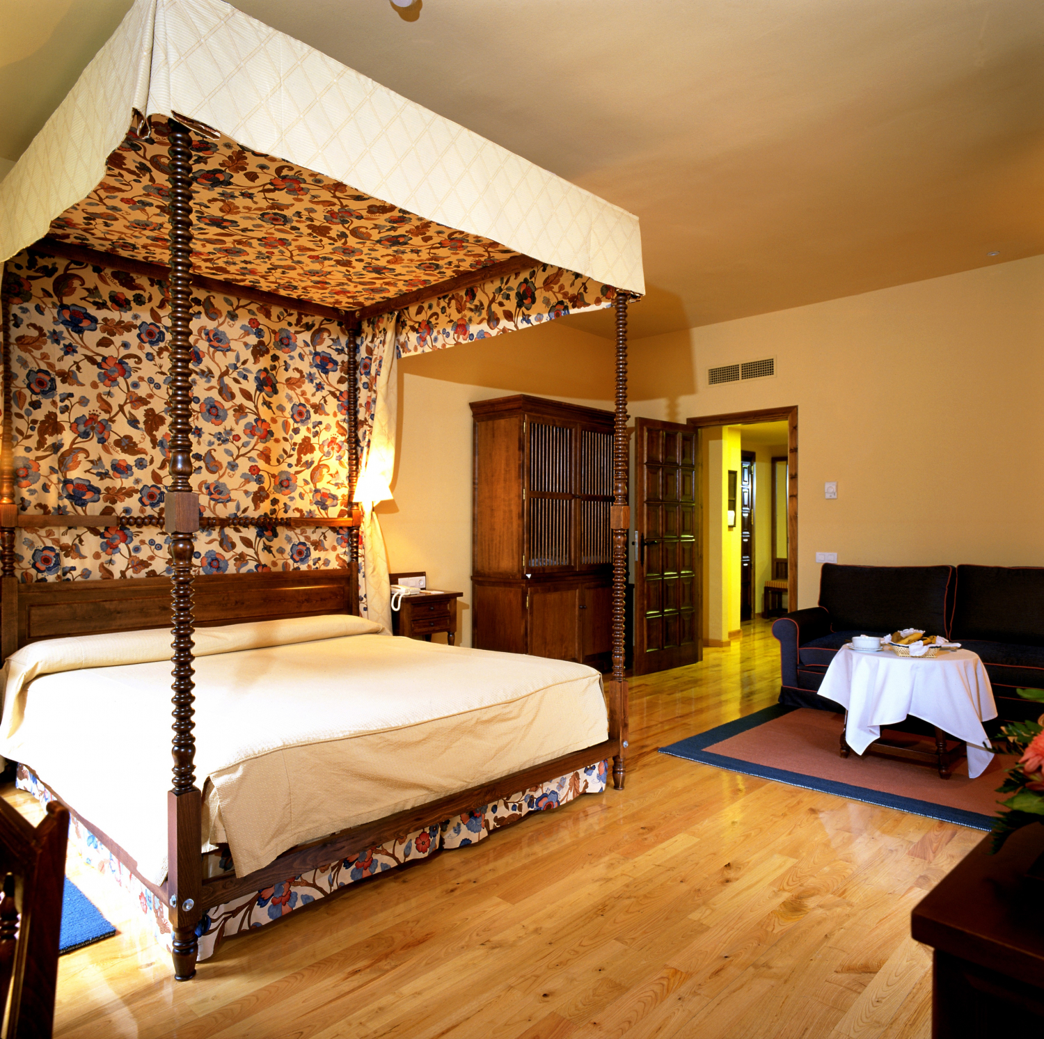 LiggingHet businesshotel ligt aan een hoofdstraat