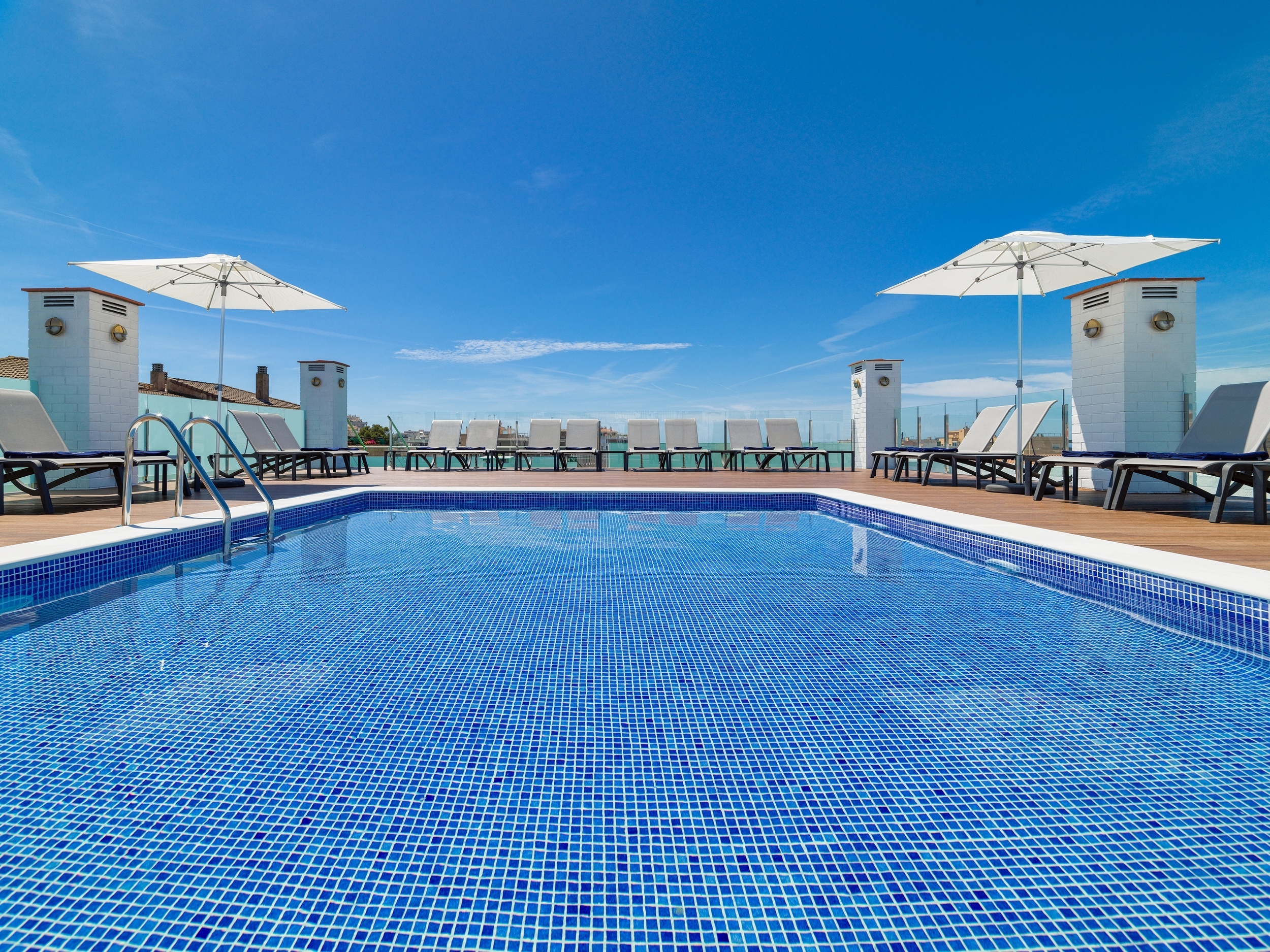 Adults Only (16+)LiggingHet hotel bevindt zich op een prachtige locatie in het centrum van Salou. Het strand en PortAventura liggen op een afstand van maar een paar meter