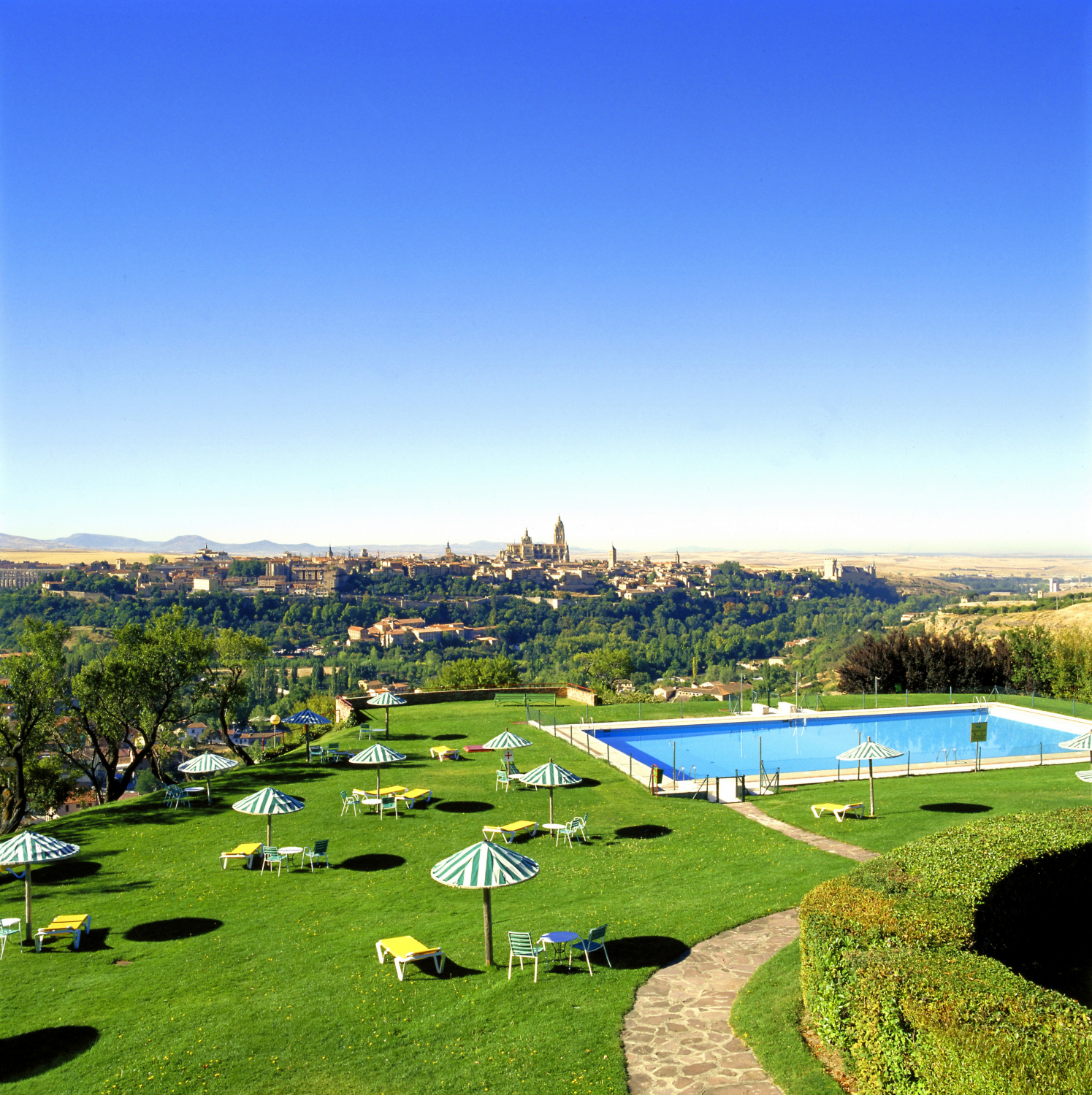 LiggingHet hotel ligt op ca. 3 km van het centrum van Segovia waar u volop restaurants