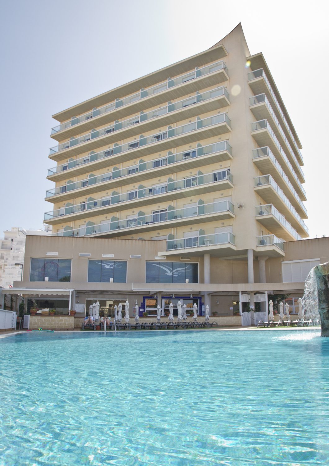 LiggingDit moderne vakantiehotel uit de hogere middenklasse ligt direct in het toeristische centrum van La Manga del Mar Menor