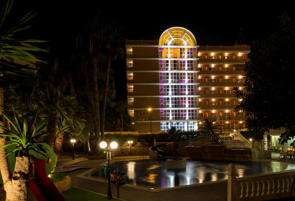 LiggingDit moderne hotel ligt op ca. 200 m van het strand vandaan. Een halte van het openbaar vervoer ligt in de directe nabijheid van het hotel. Het centrum (op ongeveer 300 m) kunt u gemakkelijk te voet bereiken. Daar zijn er tal van winkels en mogelijkheden om u te vermaken. HotelfaciliteitenHet hotel biedt op 7 verdiepingen 196 kamers en 98 tweepersoonskamers die met een lift bereikbaar zijn. Het vriendelijke personeel aan de receptie is graag bij alle vragen behulpzaam. De kluis bewaakt waardevol eigendom van de gasten. In het verblijf is Wi-Fi verkrijgbaar. De tourdesk biedt ondersteuning bij het boeken van excursies. Het hotel beschikt over een aantal voor gehandicapten toegankelijke voorzieningen. Rolstoelvriendelijke faciliteiten zijn beschikbaar. Tot de overige voorzieningen van het hotel behoort een tv-ruimte. De gasten die met de auto komen