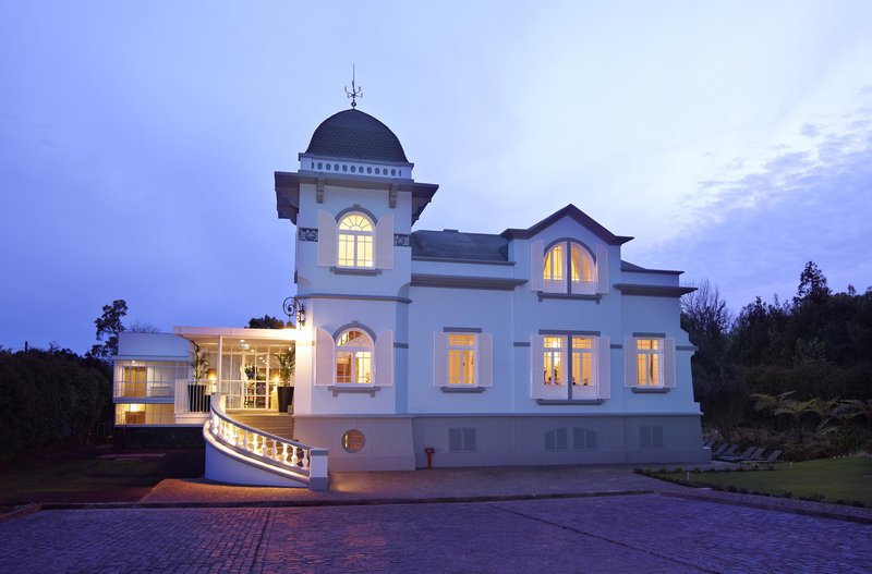 LiggingHet hotel ligt midden in de groene heuvels van Santo da Serra