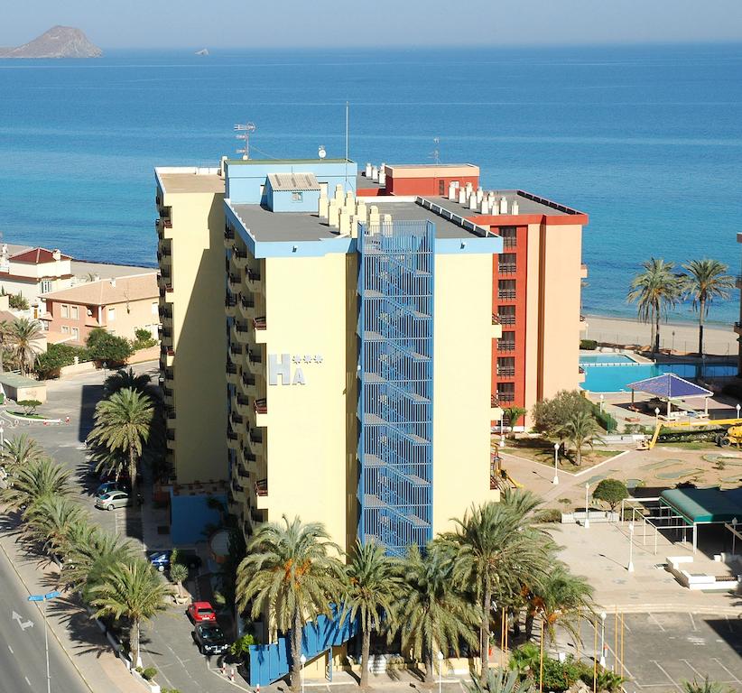 LiggingDit aantrekkelijke hotel ligt direct in het centrum van La Manga del Mar Menor