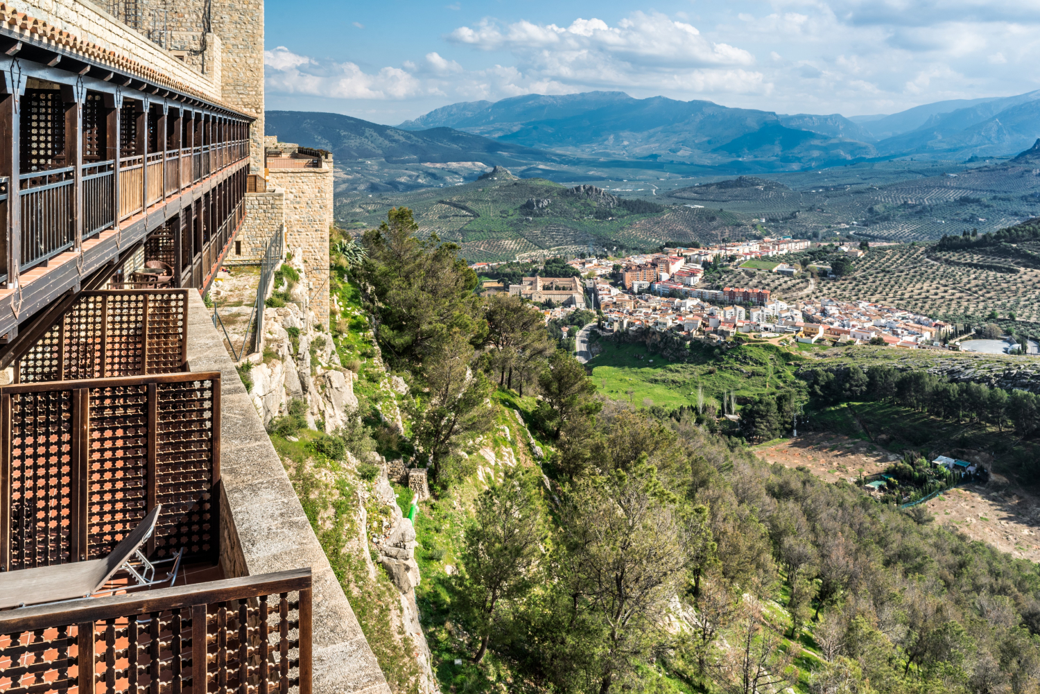 LiggingParador de Jaén is prachtig gelegen op een heuvel met uitzicht over de stad Jaén en de omliggende olijfboomgaarden. Het biedt een panoramisch zicht op het historische centrum en het indrukwekkende kasteel van Santa Catalina. De ligging maakt het ideaal voor gasten die zowel van natuur als cultuur willen genieten. Het hotel is goed bereikbaar met de auto