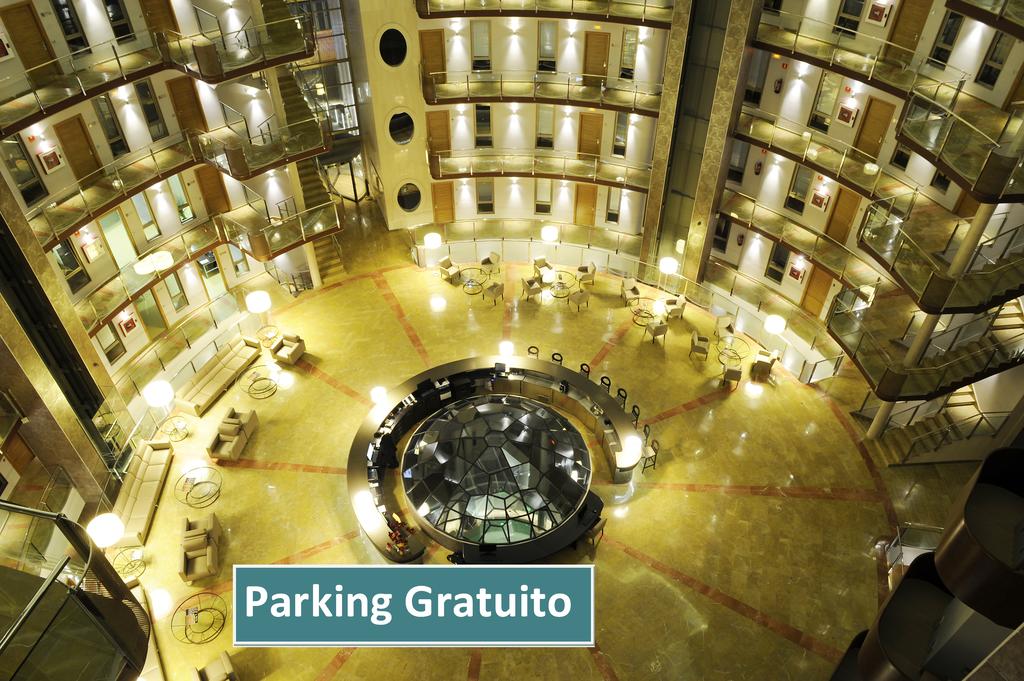 LiggingHet stadshotel imponeert door de nabijheid van een bos (3 km) en bevindt zich op ongeveer 800 m van het centrum van Ciudad Real. HotelfaciliteitenHet hotel biedt op 5 verdiepingen 2 junior suites en 68 tweepersoonskamers die met een lift bereikbaar zijn. Het vriendelijke personeel aan de receptie is graag bij alle vragen behulpzaam. Een garderobe