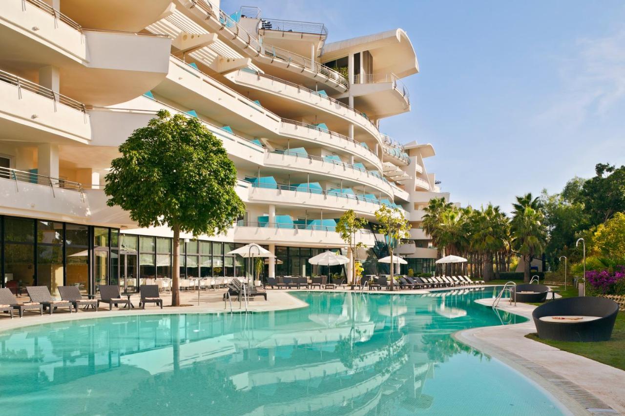 Adults OnlyLiggingSenator Banús Delight Collection is een luxueus vijfsterrenhotel gelegen tussen Estepona en Puerto Banús