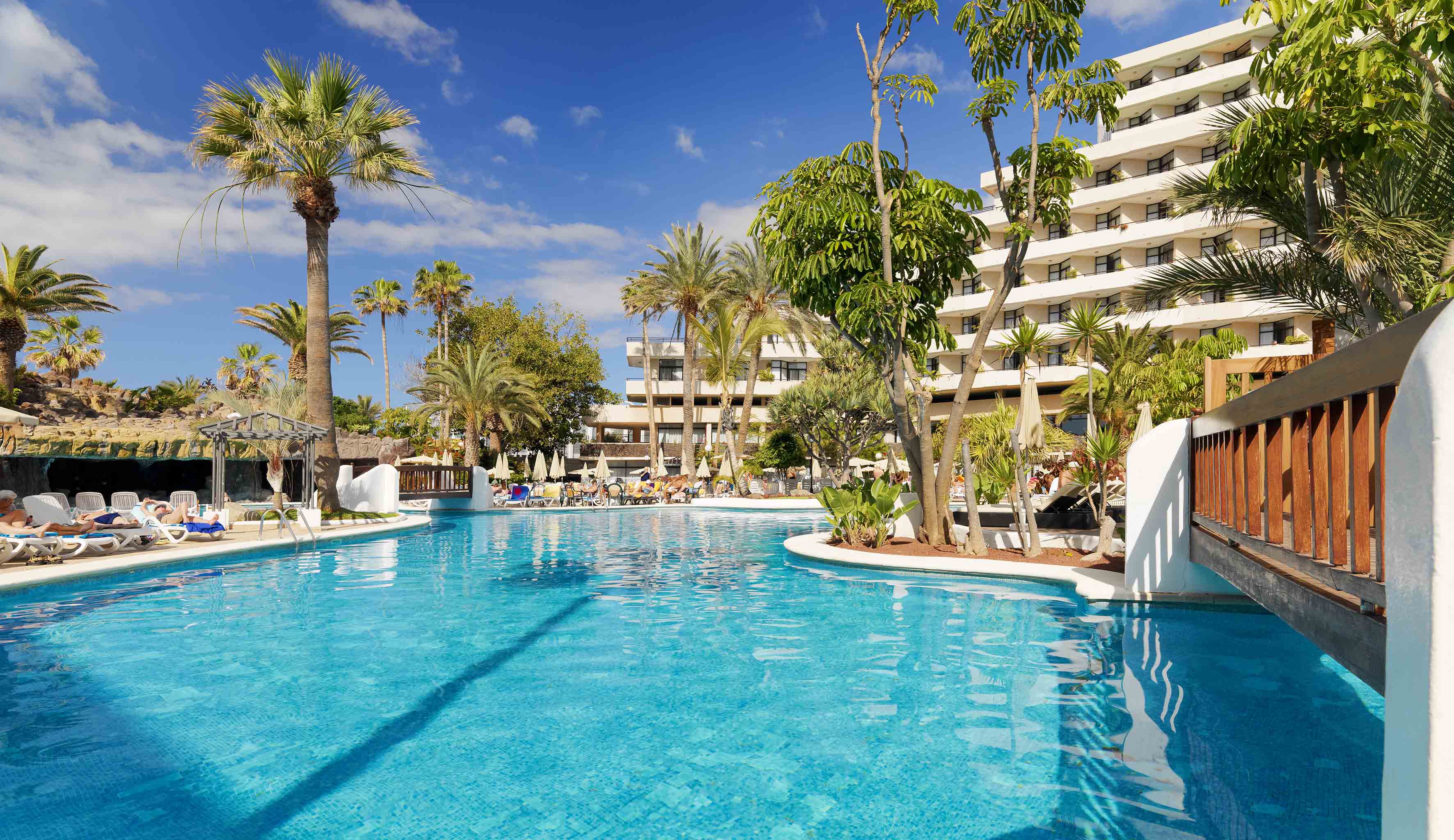 LiggingHet hotel ligt direct aan de boulevard van Playa de las Américas