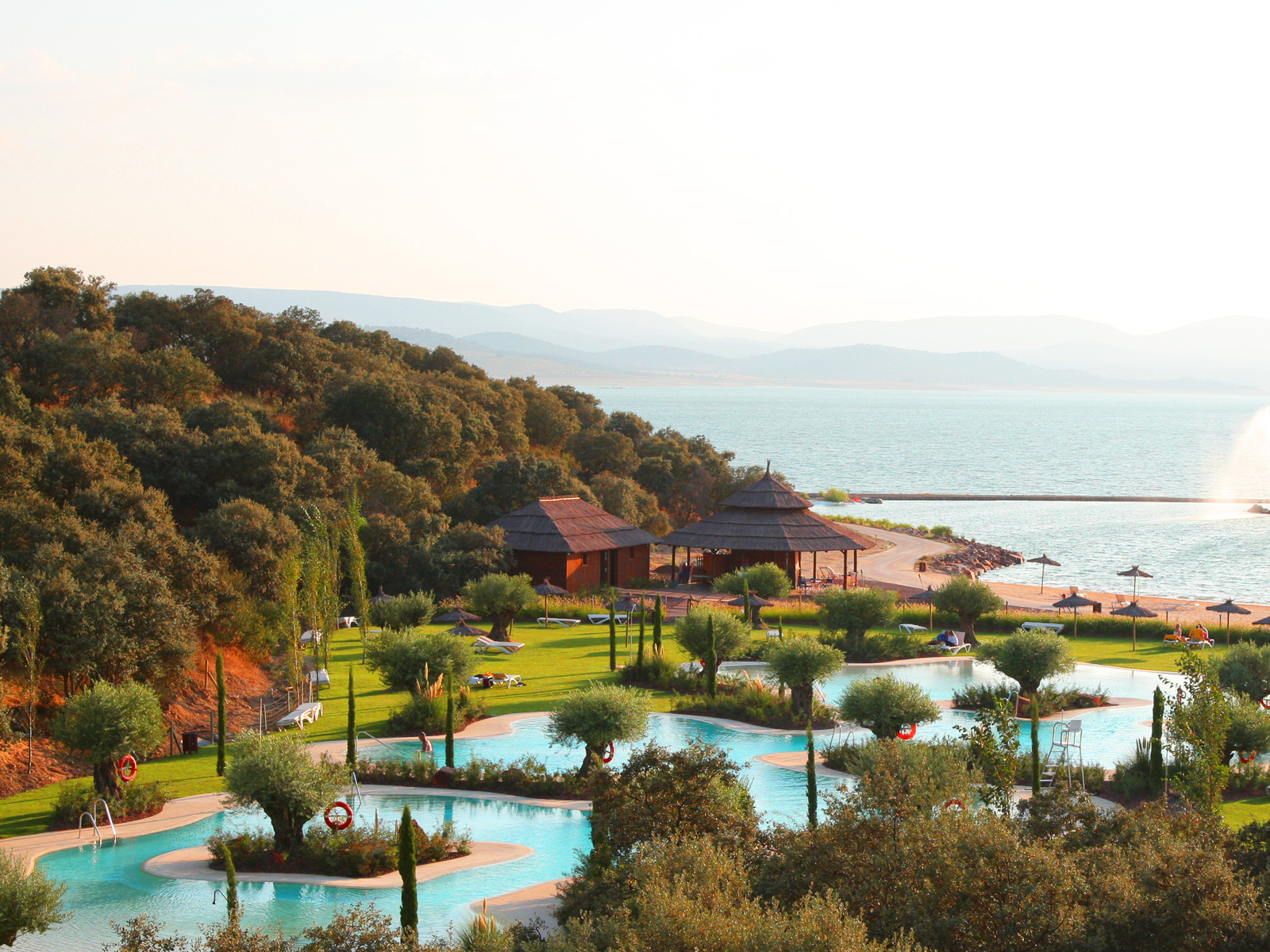 LiggingDit hotel ligt op een privé-eiland in het stuwmeer Valdecañas. Het hotel ligt op slechts 4 km van El Gordo en het is circa 55 km naar de stad Talavera. Madrid bevindt zich op ongeveer 180 km van het hotel. HotelfaciliteitenHet vakantiecomplex beschikt over 80 kamers en over een lift. De 24-uurs receptie in de ontvangstruimte biedt veel flexibiliteit bij aankomst en vertrek. Het voorzieningenaanbod van het complex bevat een garderobe