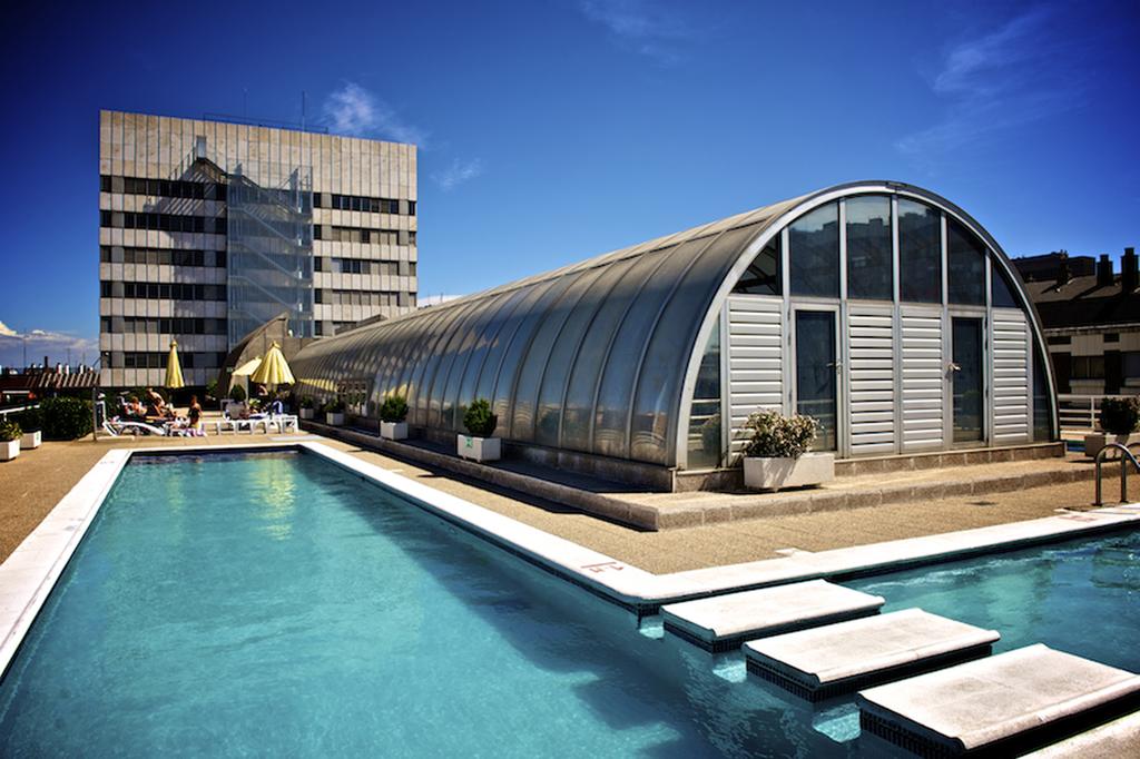 LiggingHet hotel ligt in de belangrijkste zakelijke wijk van Madrid