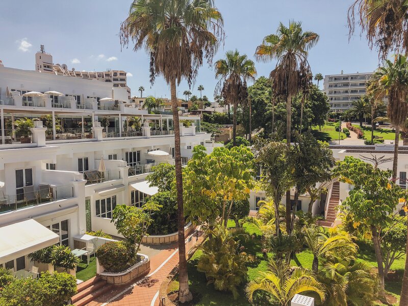 LiggingHet appartementenresort Flamingo Beach Mate ligt direct aan de kust in Costa Adeje