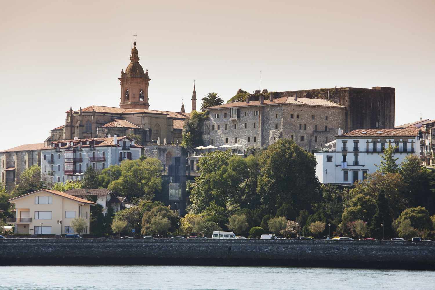 LiggingGelegen op het hoogste punt van de stad