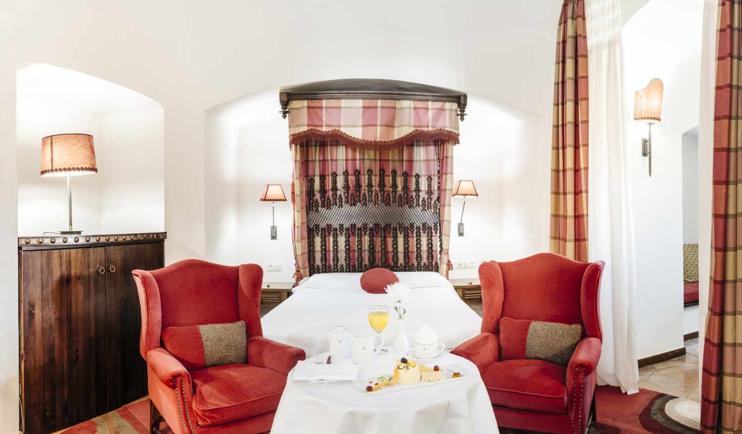 LiggingGebouwd in het jaar 1437 onderscheidt zich het stadshotel door historische flair en ligt op korte loopafstand van het centrum van Zafra. Slechts op enkele meters van de accommodatie bevinden zich diverse restaurants