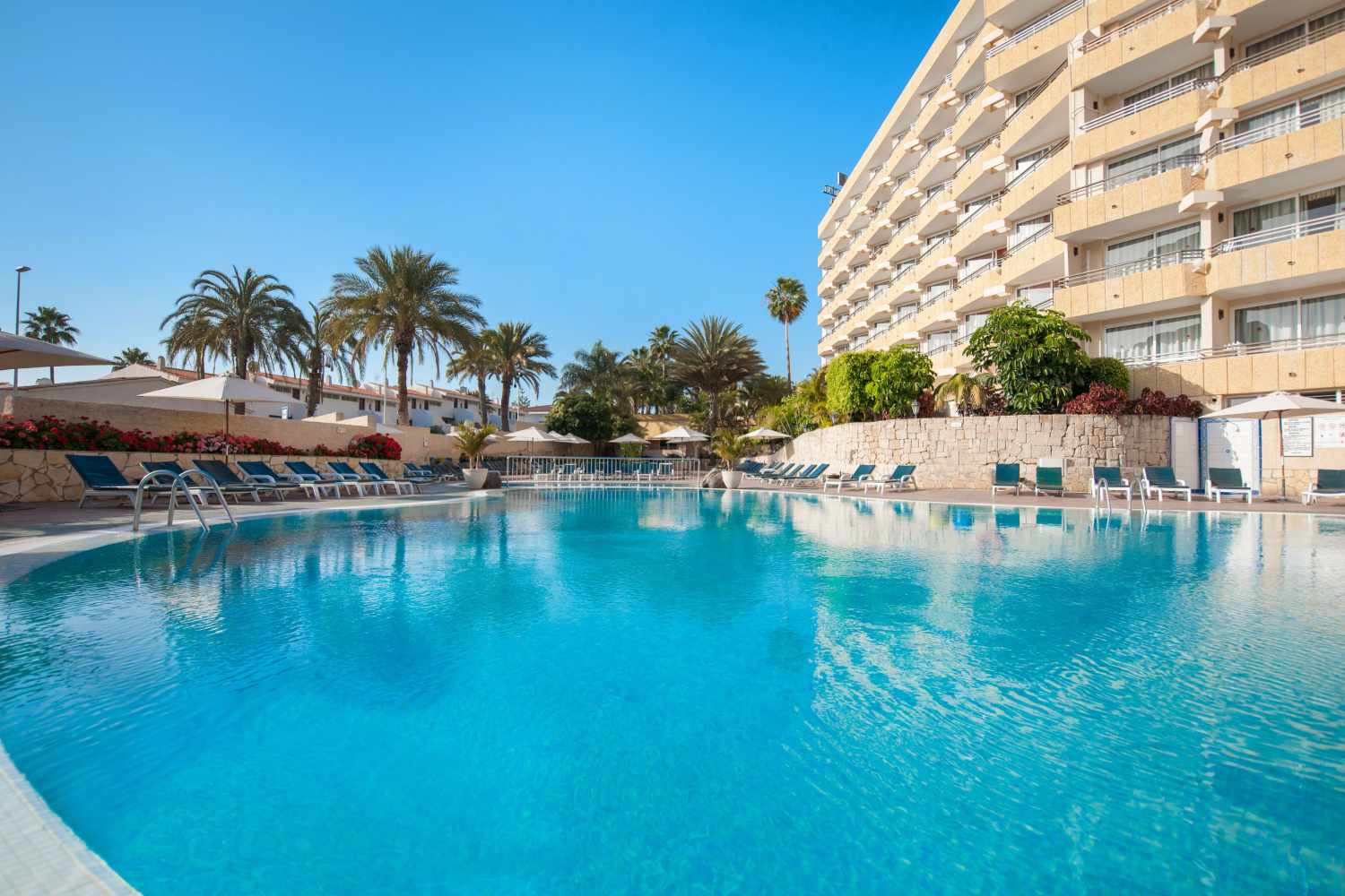 Adults OnlyLiggingDit strandhotel ligt aan de dorpsrand van Playa de las Americas