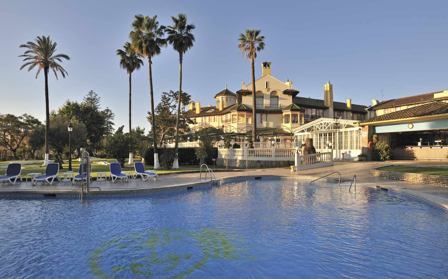 LiggingGlobales Reina Cristina ligt in het historische hart van Algeciras aan de zuidkust van Spanje