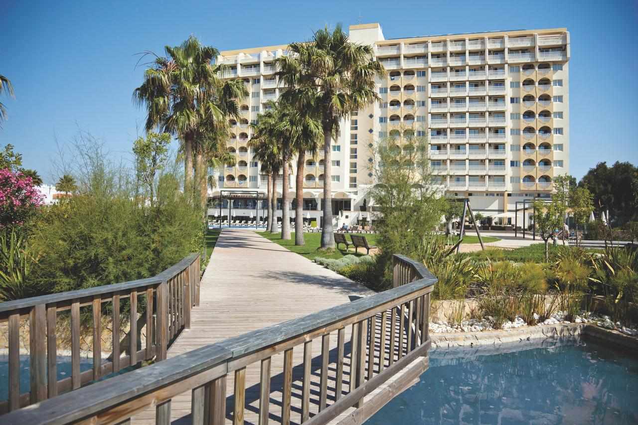 LiggingDit hotel ligt direct aan het prachtige zandstrand van Altura. Het warme zeewater bereikt u via de vlonders. Altura is dankzij het goede klimaat de ideale plek voor vakantiegangers. Het stadscentrum van Altura met talloze mogelijkheden om te winkelen en uit te gaan