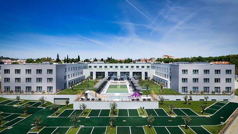 LiggingDit hotel bevindt zich direct in het centrum van Évora. HotelfaciliteitenHet verblijf met een lift beschikt over 185 kamers. Het vriendelijke personeel aan de receptie is graag bij alle vragen behulpzaam. Het voorzieningenaanbod van het hotel bevat een bagagedepot en een kluis. In de openbare ruimtes is Wi-Fi verkrijgbaar. Het hotel beschikt over faciliteiten voor rolstoelgebruikers. Er zijn ook winkels. Op het terrein van het verblijf bevinden zich een mooie tuin en een fraaie speelplaats. Tot de overige voorzieningen van het hotel behoort een bibliotheek. De gasten die met de auto komen