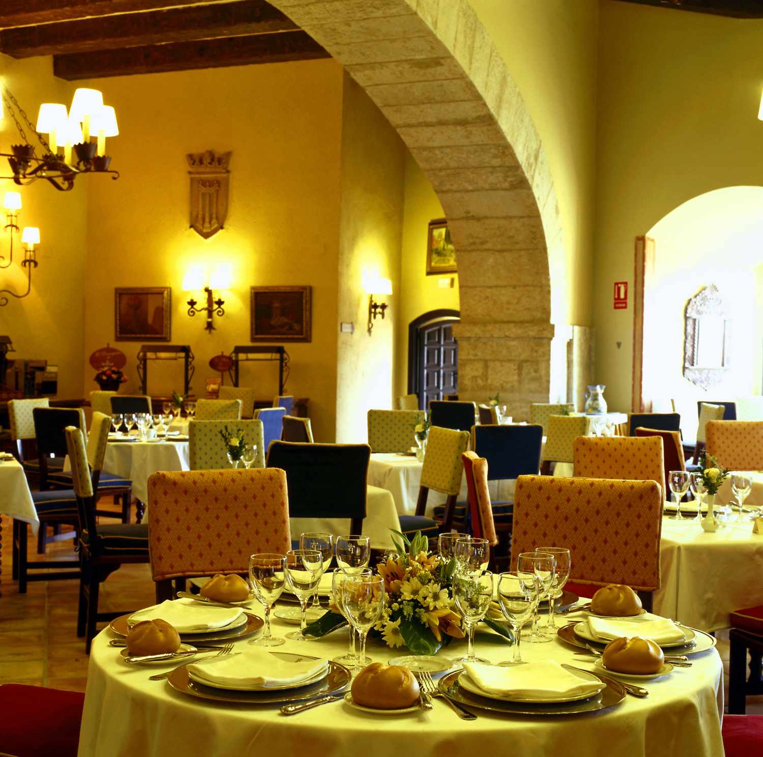 LiggingDit hotel is gelegen in de oude binnenstad en gehuisvest in een oud kasteel dat uit de 14e eeuw stamt. Het staat op een steile helling aan de uiterwaarden van de rivier de Águeda. Vanaf de kasteelmuur heeft u prachtig uitzicht over het schitterende landschap van Campo Charro. Het toeristische centrum van San Francia ligt op slechts 45 minuten rijden