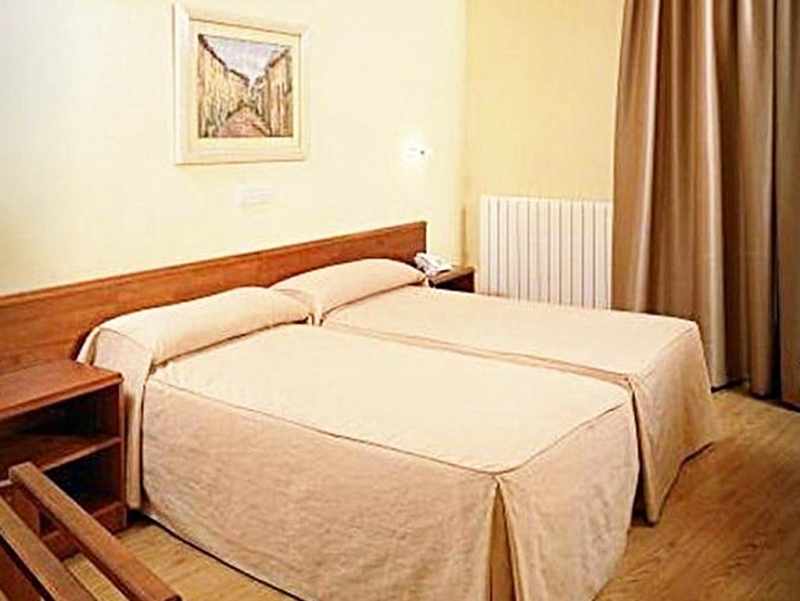 LiggingDit hotel heet de gasten in Segovia welkom. HotelfaciliteitenHet vriendelijke personeel aan de receptie is graag bij alle vragen behulpzaam. Tot de faciliteiten van het verblijf behoren een bagagedepot