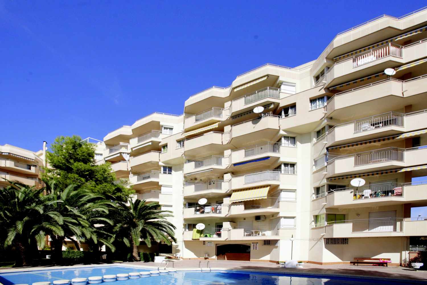 LiggingRentalmar Royal Apartamentos ligt in het centrum van Salou
