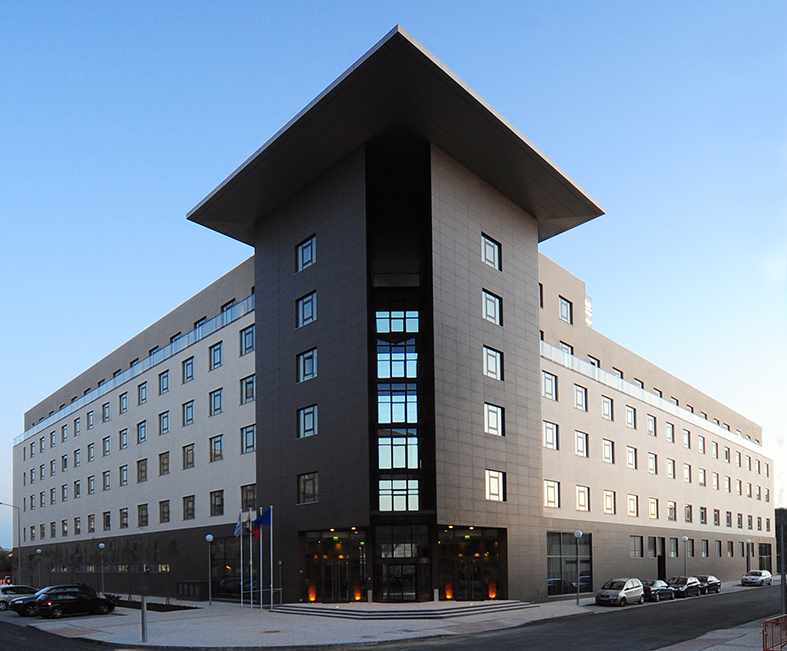 LiggingDit hotel is gelegen in het historische centrum van Coimbra en biedt een schitterend uitzicht op de rivier de Mondego. De luchthaven Porto ligt op 137 km afstand. HotelfaciliteitenDe 18 junior suites en de 211 tweepersoonskamers zijn verdeeld over 7 verdiepingen en zijn met een lift bereikbaar. 24/24 staat de gasten meertalig personeel aan de receptie met raad en daad bij