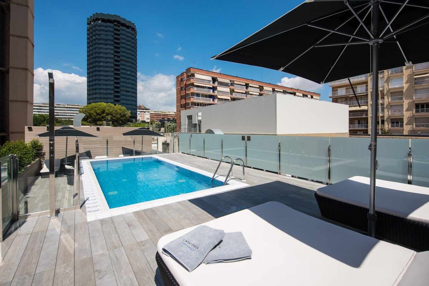 LiggingDit hotel is gelegen in het hart van het commerciële en financiële centrum van Barcelona. Het ligt op slechts 50 meter van het Instituut Universitari Dexeus en de kraamafdeling. Het stadion Camp Nou ligt op 500 meter. De luchthaven van Barcelona ligt op 13 km afstand. HotelfaciliteitenHet hotel biedt op 3 verdiepingen 4 junior suites