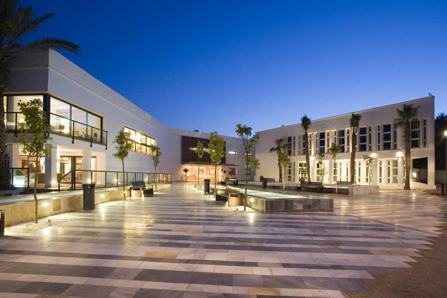LiggingHet hotel ligt aan het Mojácar strand. U heeft het voordeel van het meest prettige microklimaat in Spanje en van een prachtig uitzicht op de blauwe Middellandse Zee. Het is een ideale locatie om van daaruit van de rustige stranden te genieten of een van de talrijke beschikbare buitensporten in de regio te beoefenen. Het is een wandeling van slechts 20 minuten naar het centrum van Mojácar en het strand bij Piedra bevindt zich op 20 meter van de hoteldrempel. Attracties in Mojácar die het bezichtigen waard zijn