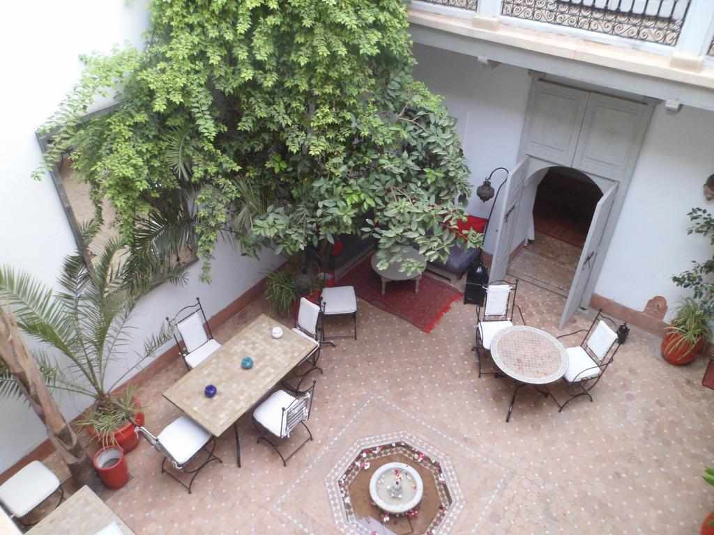 LiggingDeze riad is gelegen in het beroemde district Bab Doukkala